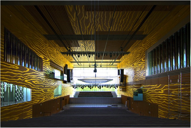 En revêtement de murs à la Casa da Musica de Porto. Architecte : OMA rem Koolhaas architecte - Crédit CNDB