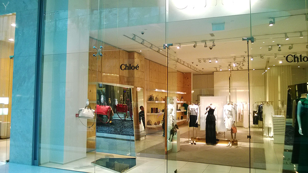 Agencement et habillage des murs de la boutique Chloé. Crédit : Thebault. Close